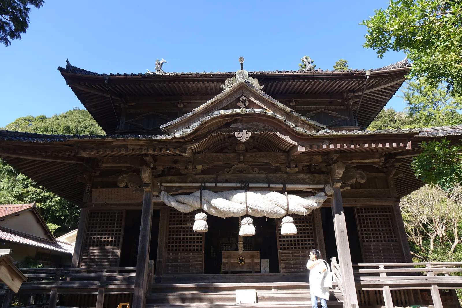 城上神社拜殿正面，重層式的入母屋造瓦葺屋頂，向拜上唐破風之外再疊一道千鳥破風，橫過正面的是新的大注連繩