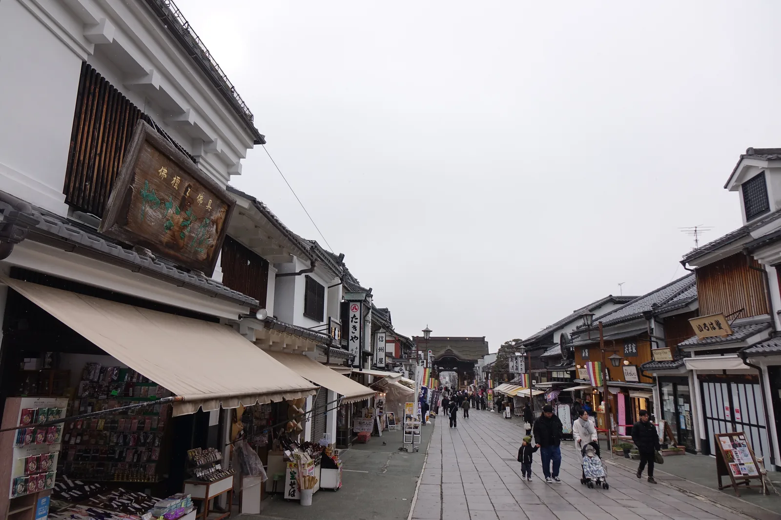 仲見世通り朝山門方向，兩側店家連續不斷