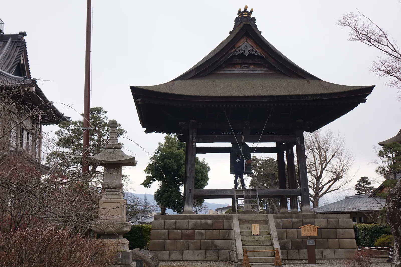 善光寺鐘樓，六根柱子取南無阿彌陀佛六字