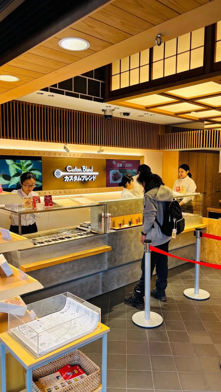 八幡屋礒五郎本店的カスタムブレンド調合櫃台，紅絨繩圍出排隊動線