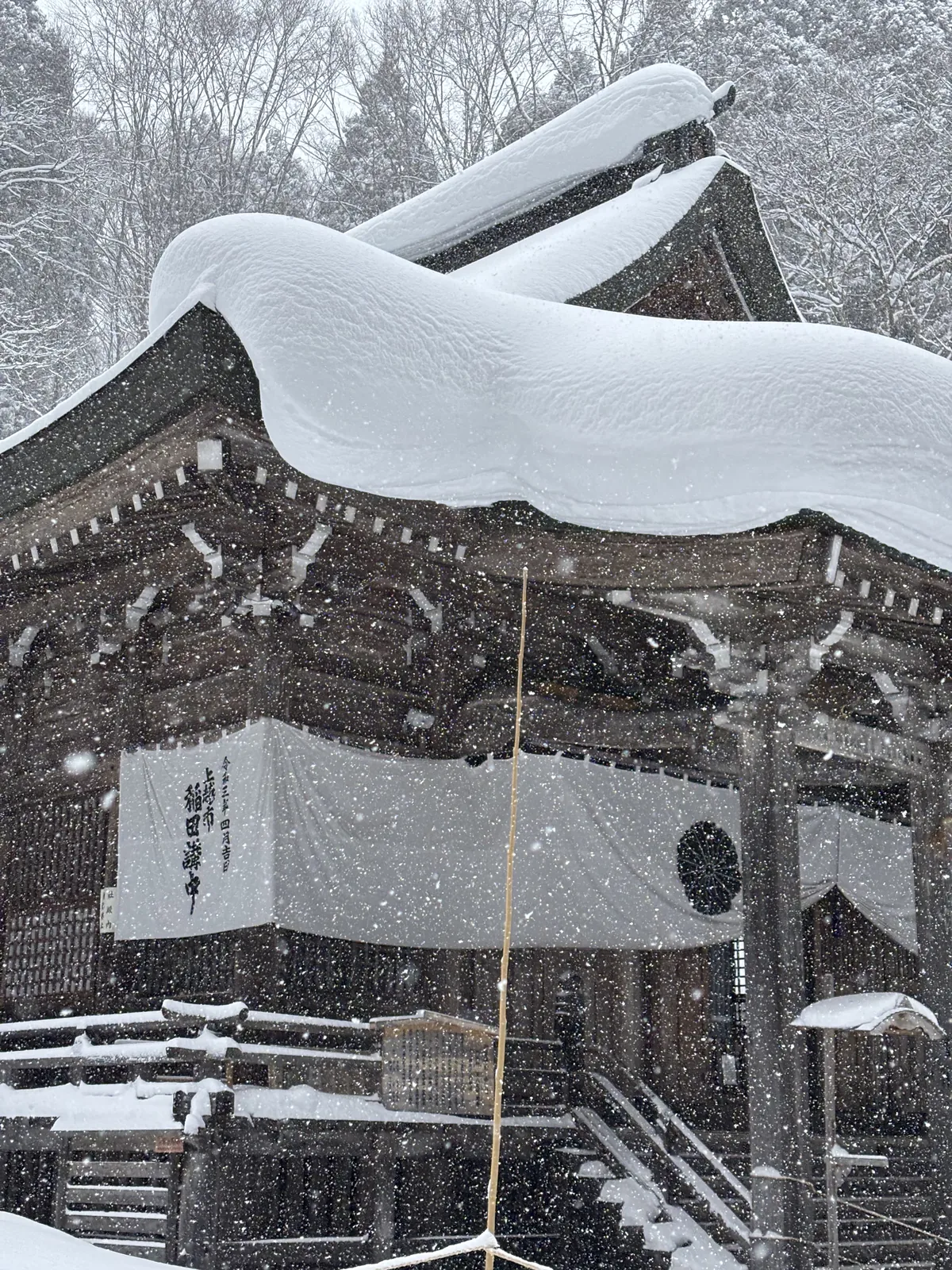 中社社殿，屋簷垂著半公尺厚的雪簷