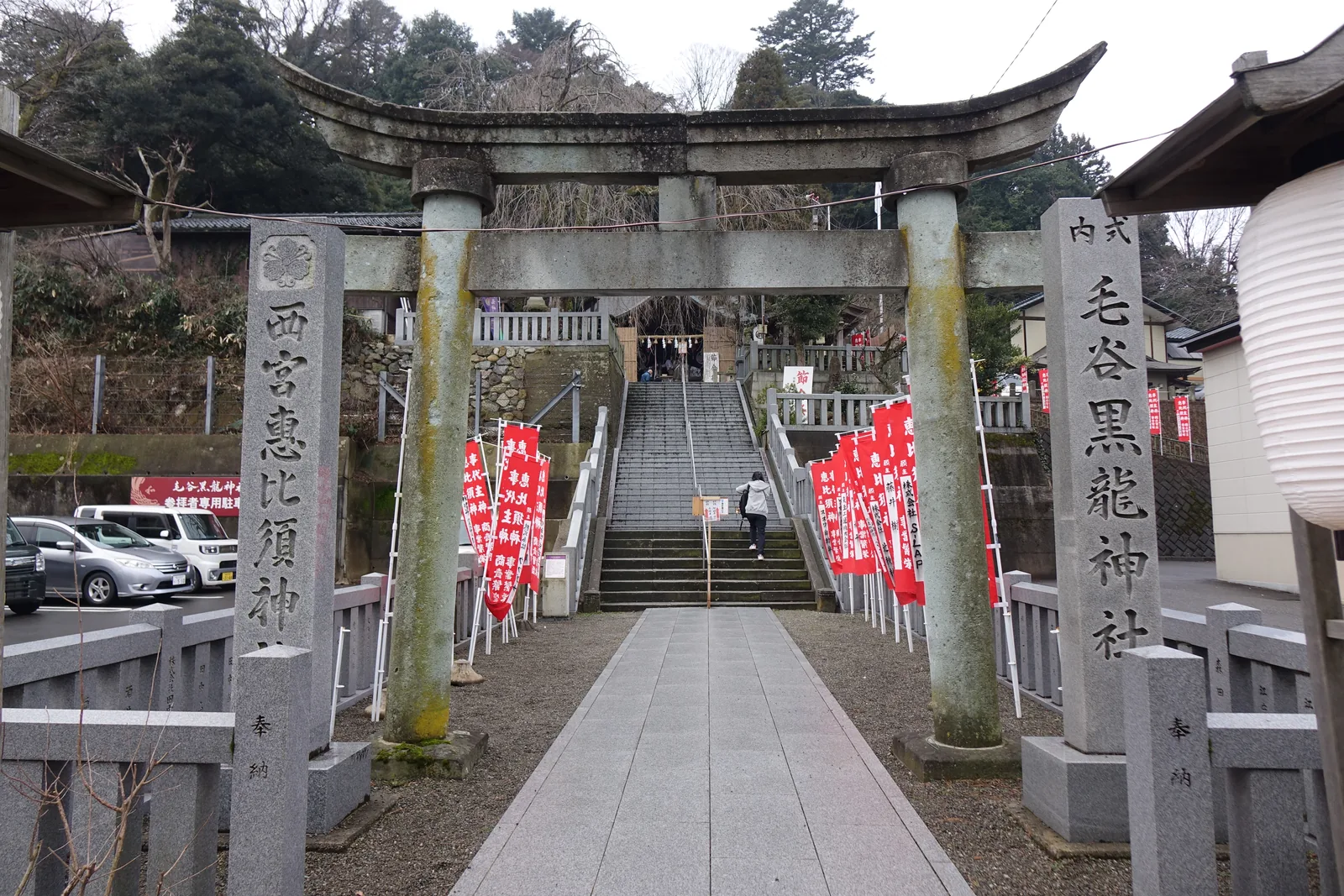 毛谷黑龍神社的石造明神鳥居，左右各立一塊社號標，左「西宮惠比須神社」右「式內 毛谷黑龍神社」