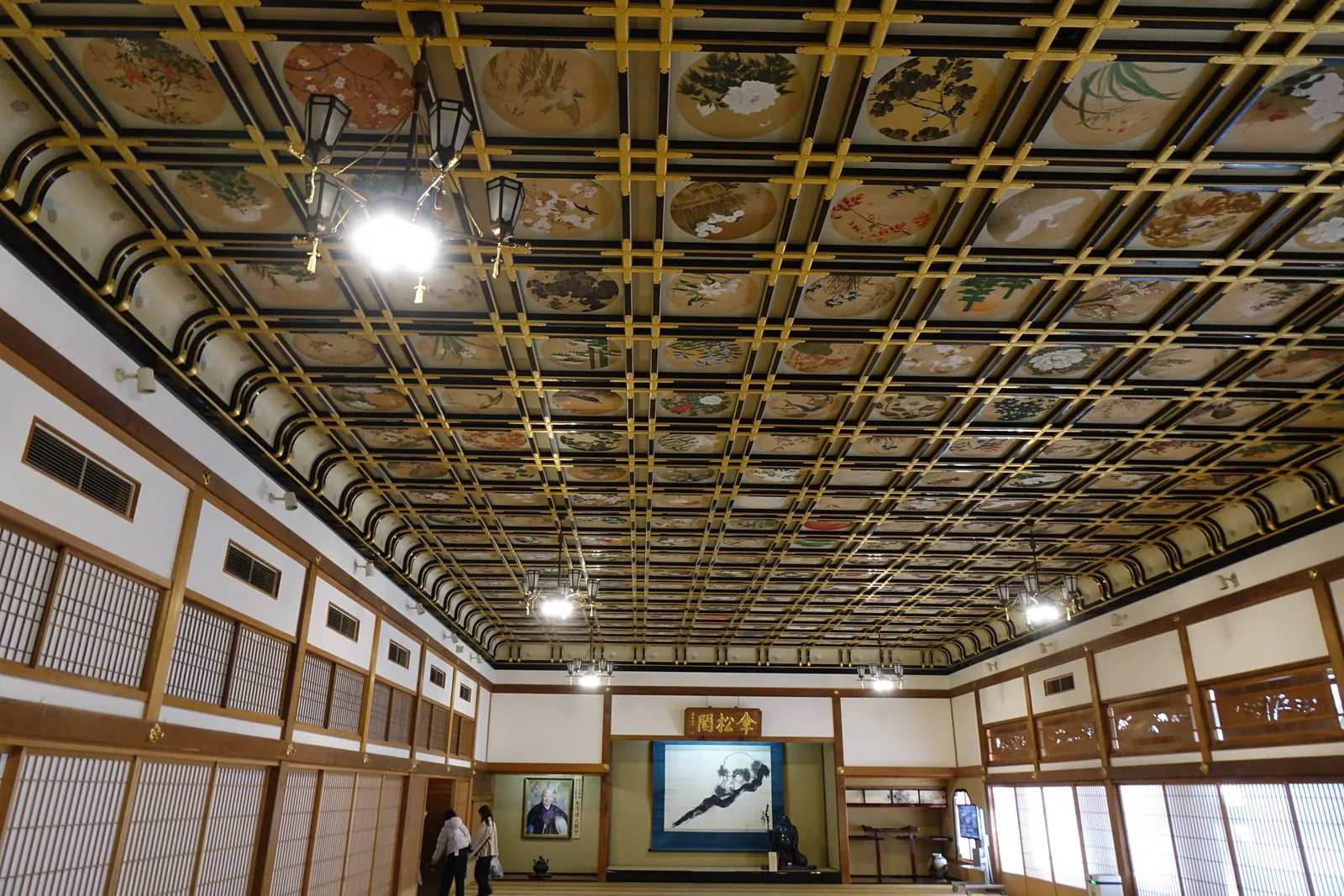 永平寺傘松閣的天井繪大廣間，格天井裡嵌著兩百三十枚花鳥繪