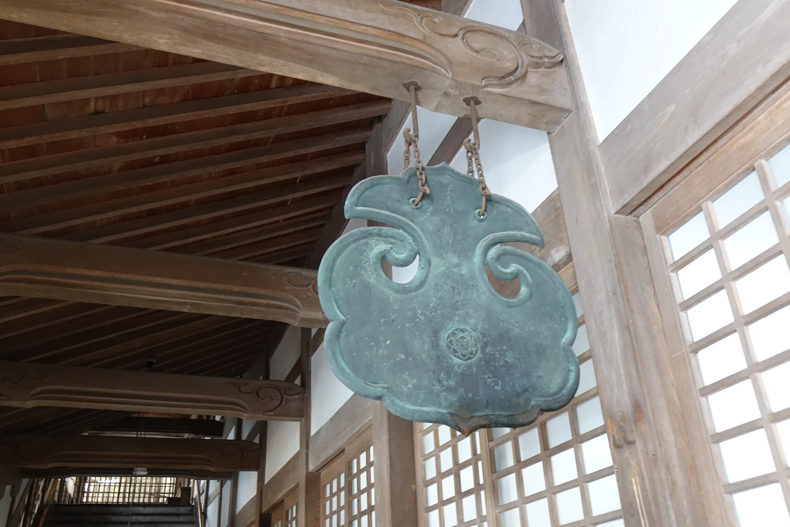 永平寺廻廊轉角以鐵鏈垂著的雲形青銅板