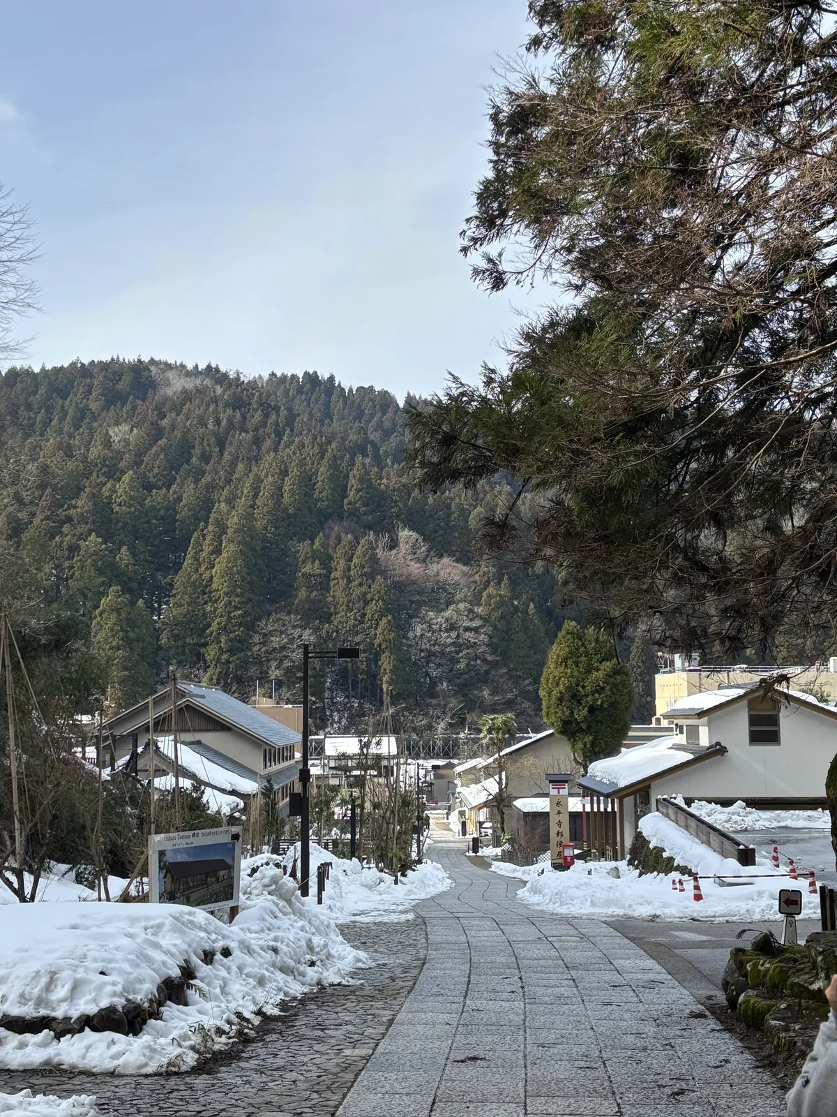 永平寺門前的石畳參道，兩側是門前的店，正面是對山