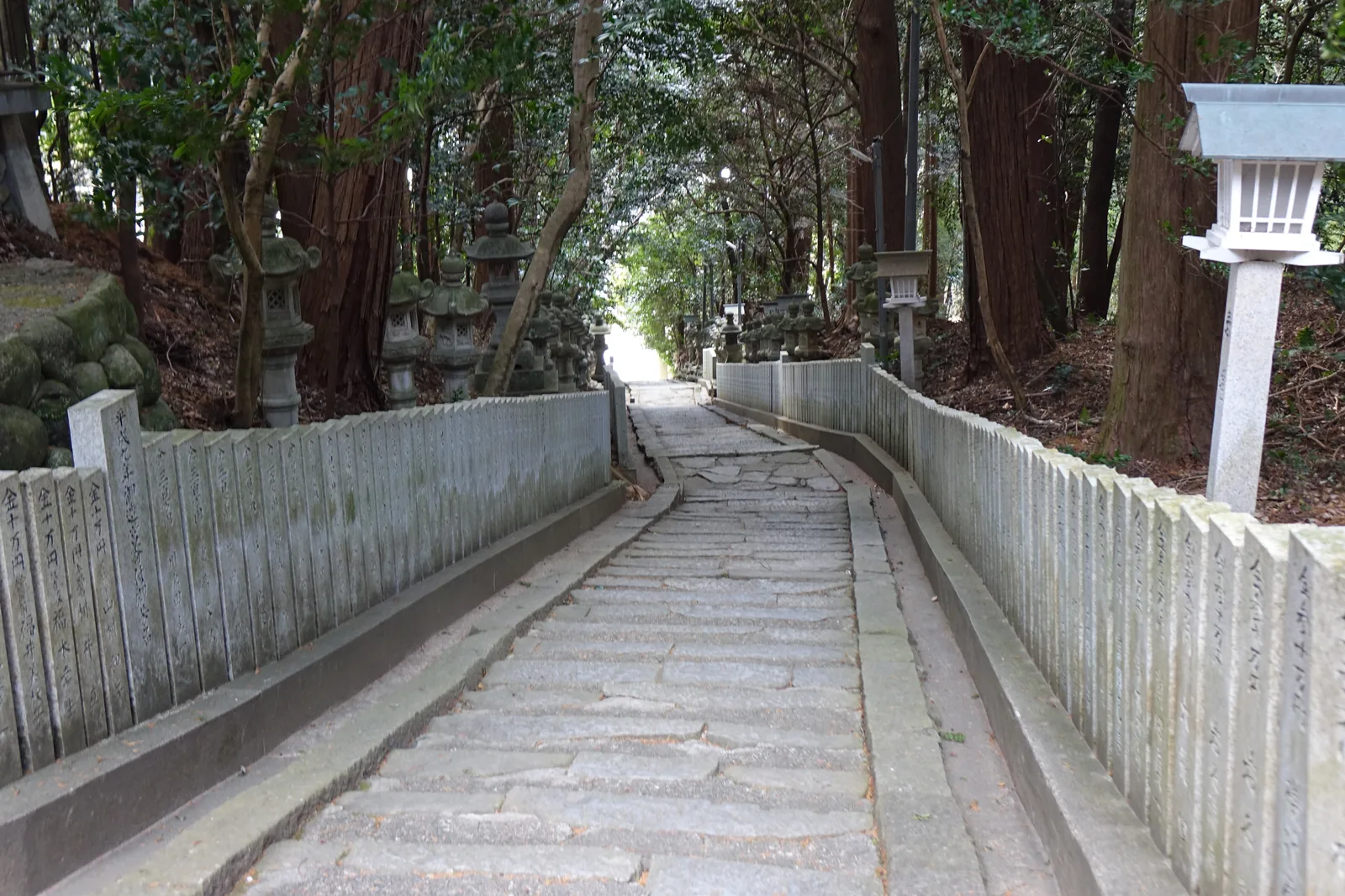 石板緩坡參道