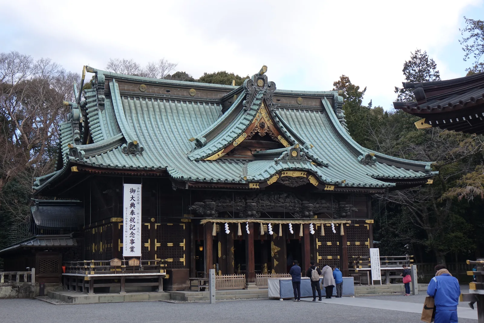 三嶋大社的拜殿正面，入母屋造的銅瓦屋頂已生綠青，簷下垂著「令和の大修理」的白布