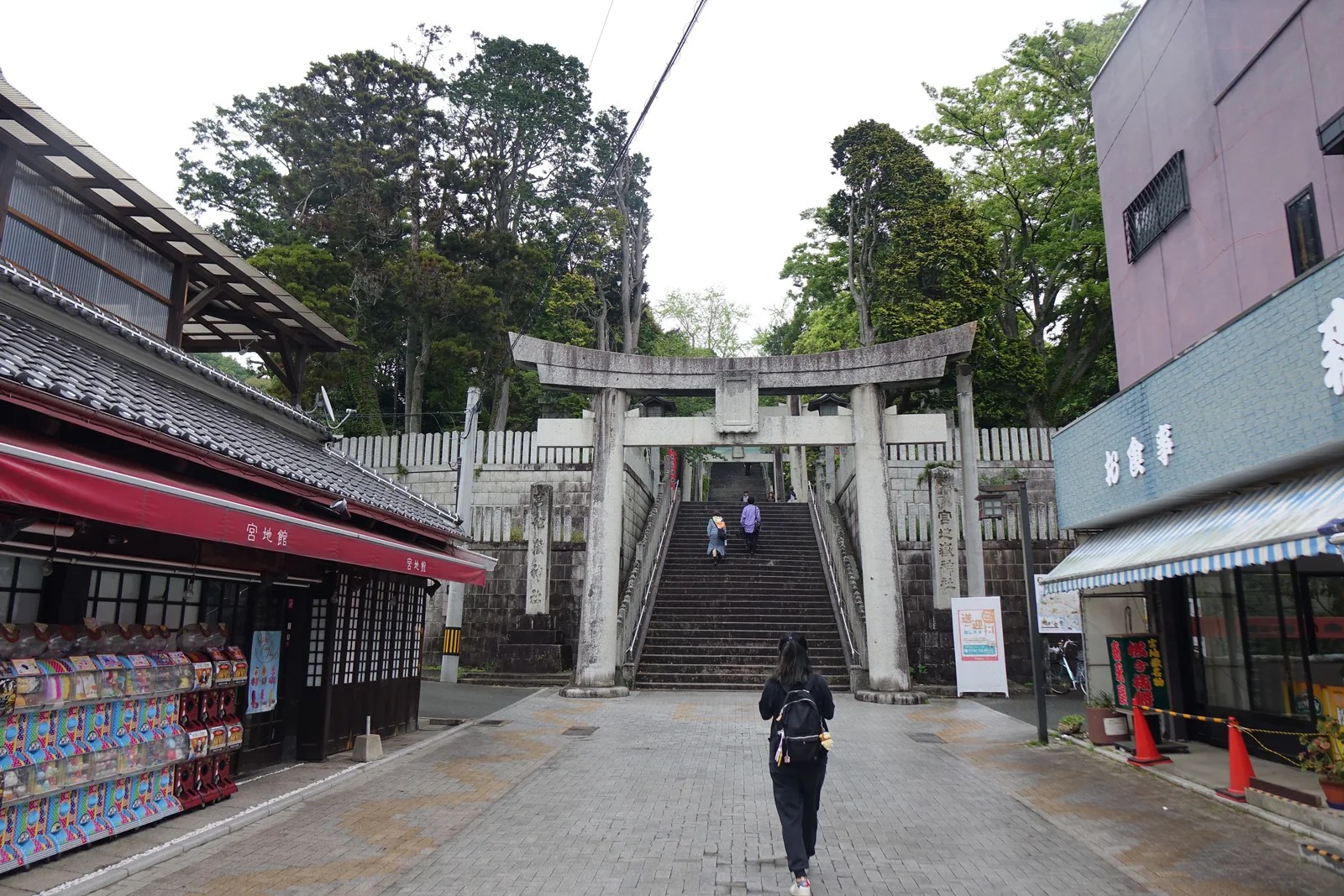 從門前町商店街望向第一座鳥居與男坂石段