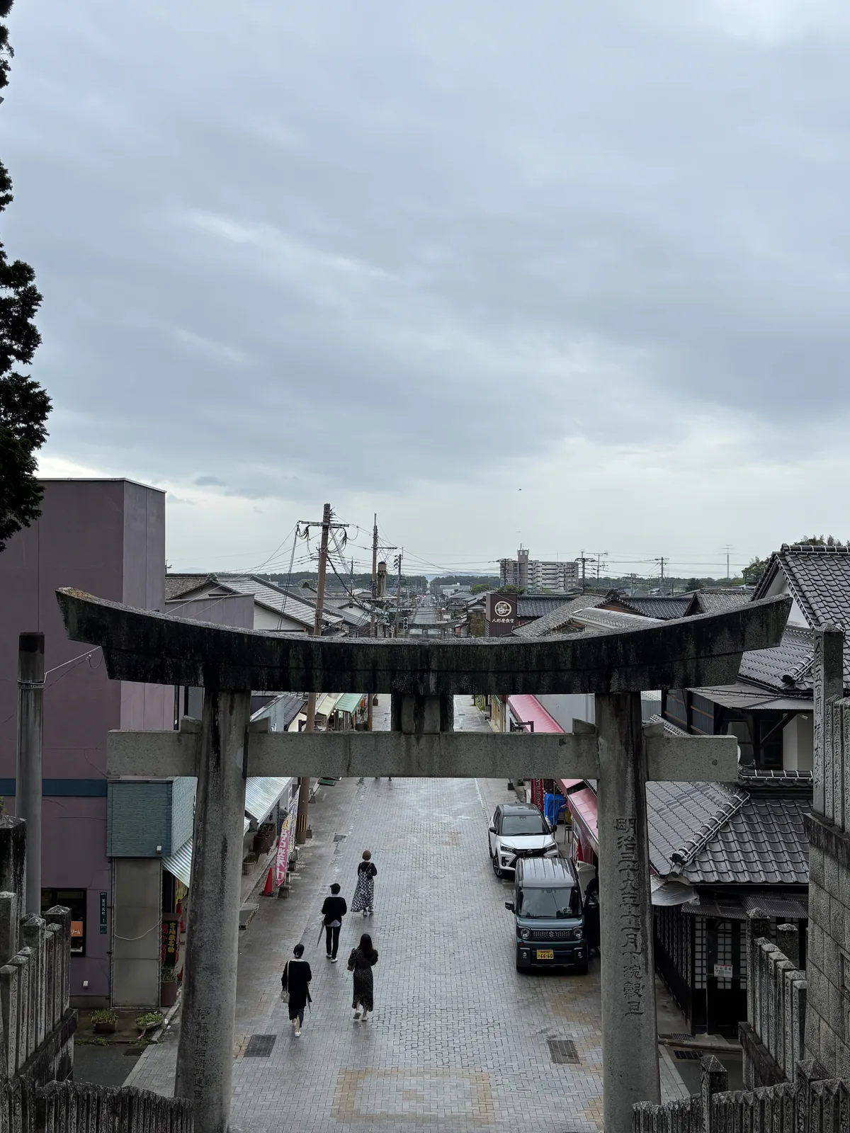 站在參道的鳥居下往回看門前町