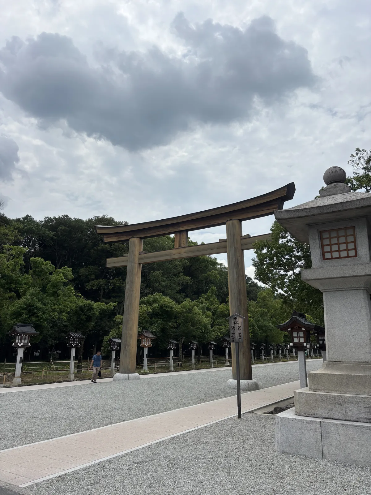 表參道東端的素木（不上漆的原木）大鳥居，高九點七七公尺、寬約七點五公尺；頂端橫木的兩端各置一具石造燈籠形的柱頭。路面是柏油與碎石並行，兩側杜鵑與樹林。