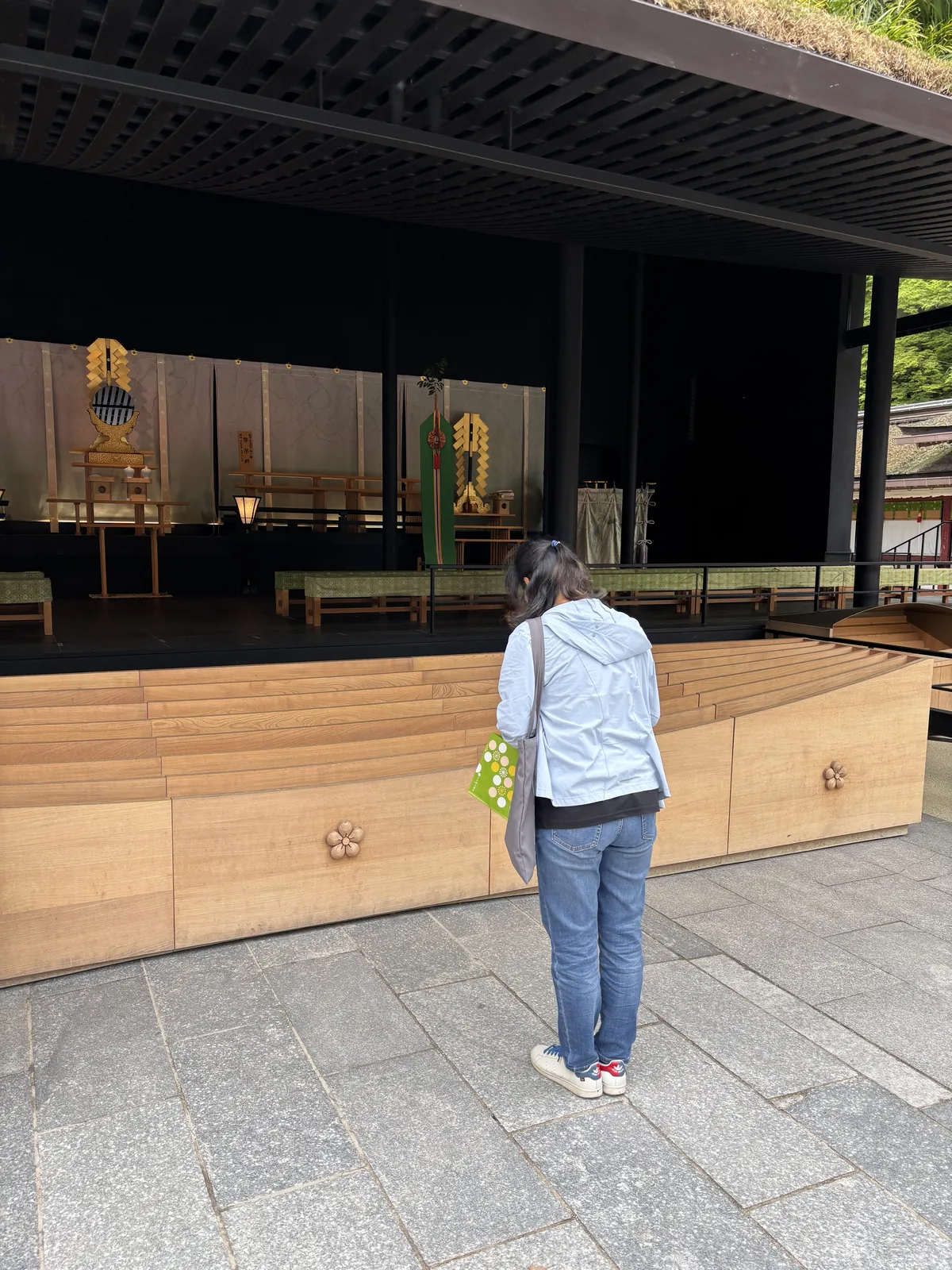 仮殿內部的祭祀空間，段狀木製長凳與黑色的簷口