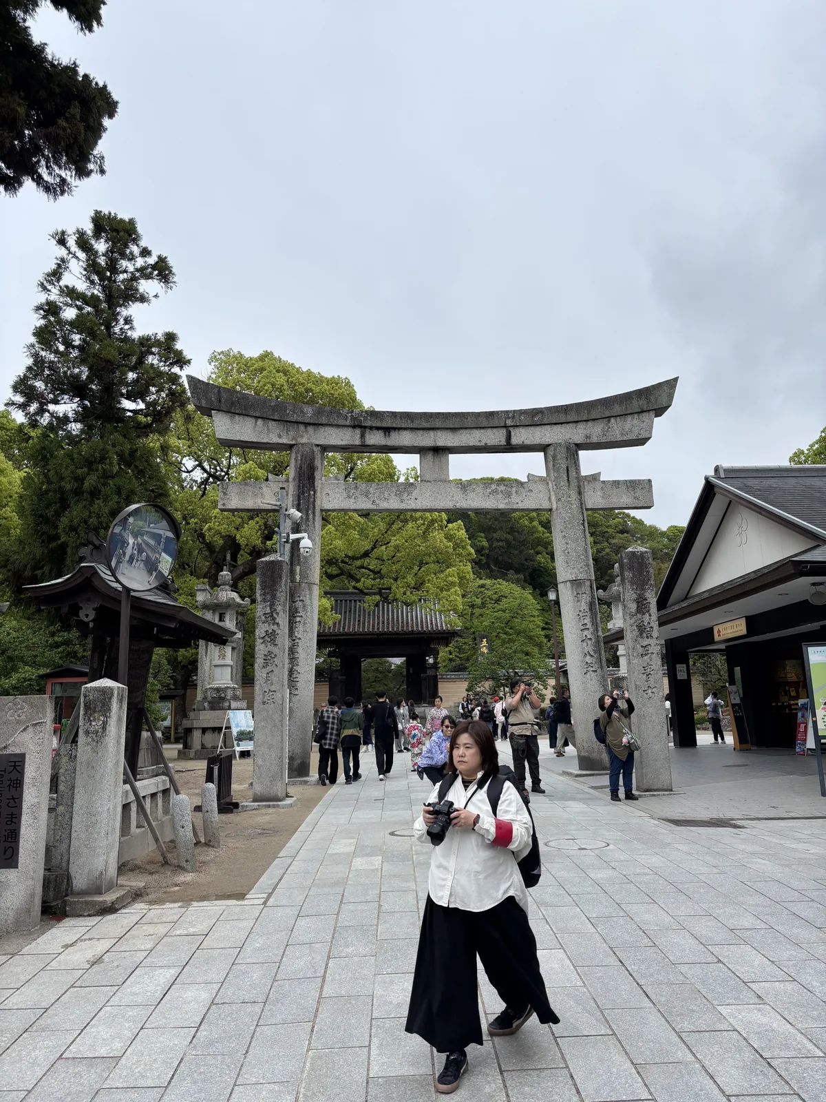 參道盡頭的石鳥居，後方可見樓門瓦頂