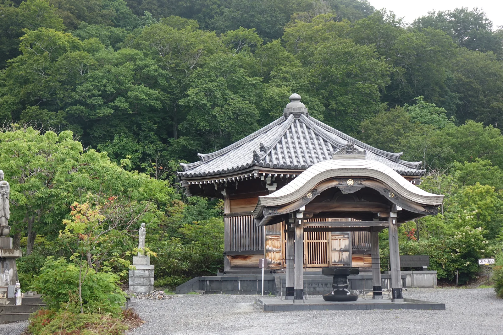 八角形的堂，寶形屋頂覆銅板，正面出唐破風（karahafu，兩端翹起、中央拱高的曲線式山牆），前面擺著一只香爐。堂內供的地藏被視為賽の河原的本尊，有一說它才是恐山最古老的一尊。