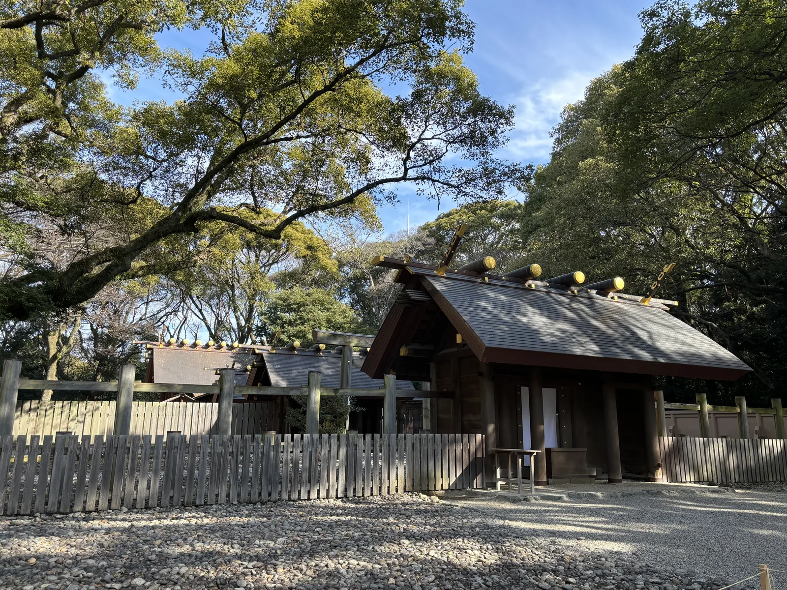 別宮八劍宮。素木的社殿立在玉砂利與瑞垣之後，屋脊上一排金口的鰹木與外削的千木（ちぎ chigi，屋脊兩端交叉突出的木材），屋面是深色的板葺。左後方另有一棟同型較小的社殿。四周是高大的常綠樹。這一棟與本宮同造，一年之中的祭儀也相同。