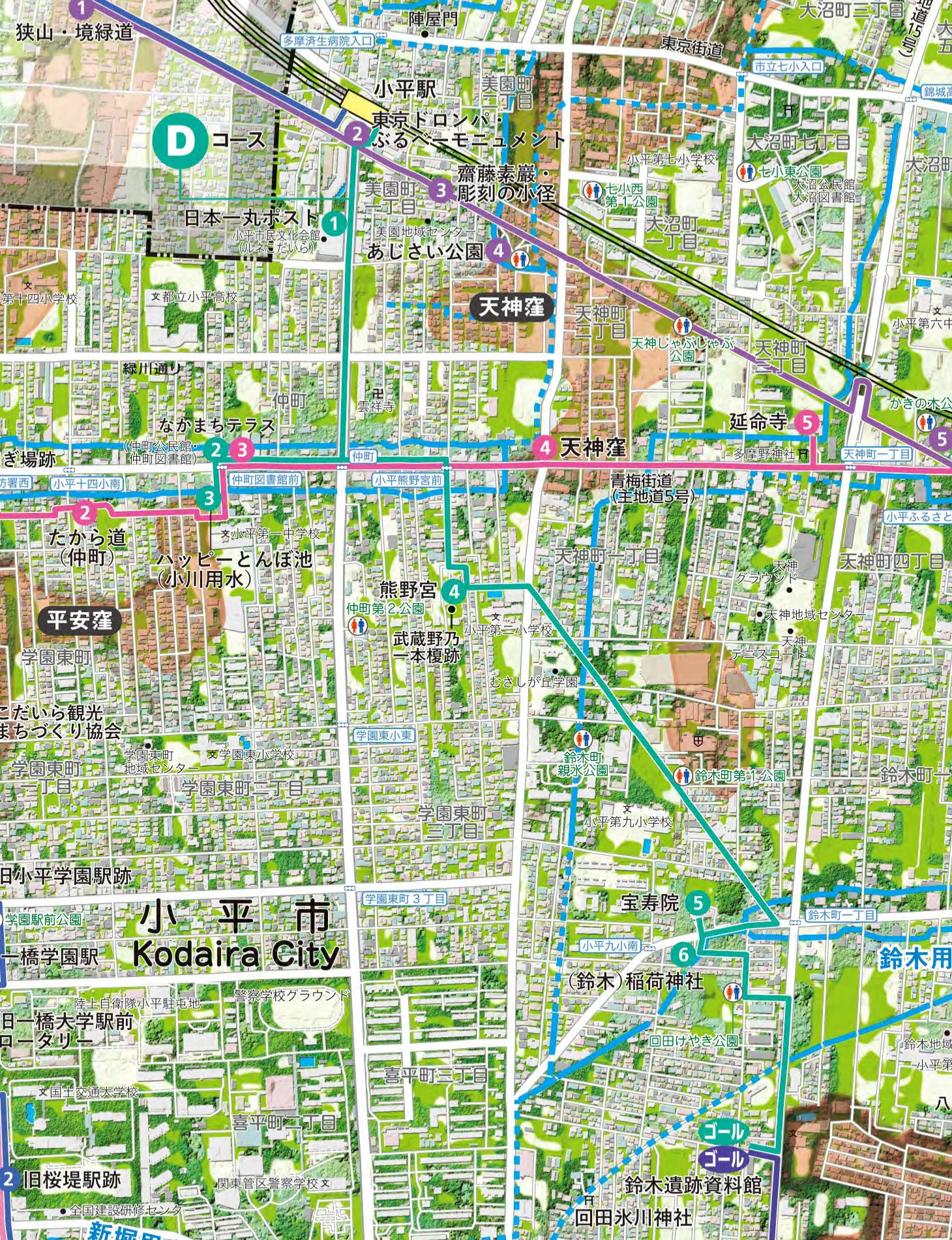 〈小平まち巡りコースMAP〉D 路線的局部：藍綠色的線從圖上方的小平驛往南，經日本第一大的圓筒郵筒、なかまちテラス與小川用水上的ハッピーとんぼ池到熊野宮，再往東南經寶壽院、鈴木稻荷神社到右下角的鈴木遺跡資料館。熊野宮的正下方標著武藏野乃一本榎跡，右上與左下分別標著天神窪與平安窪兩處窪地，中央橫過整張圖的粗線是青梅街道（都道五號）。正北朝上