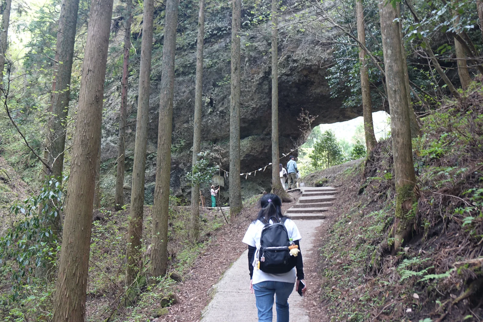 沿山腹通往穿戶岩的窄路，洞已在前方
