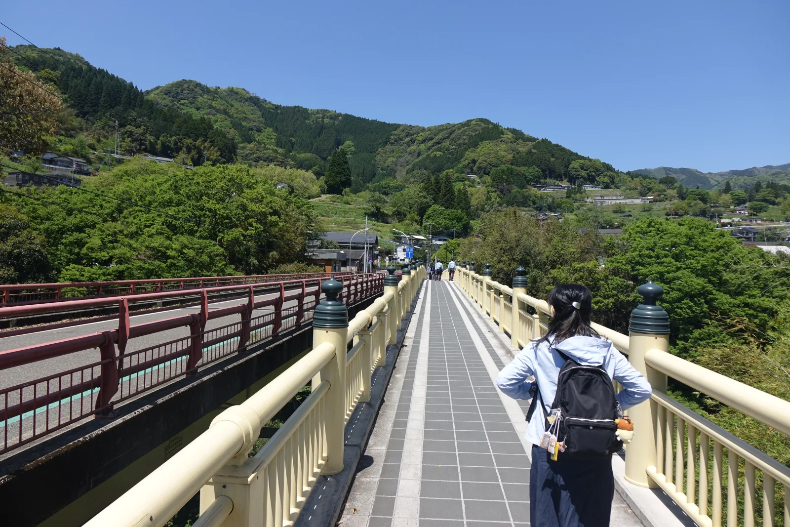 天岩戶橋旁的行人側橋，左側是車道橋的暗紅色高欄