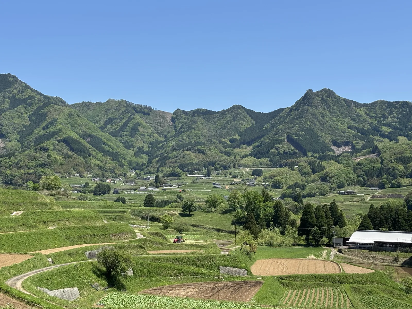 高千穗町的谷底，田墾成階地，四周是連綿的山