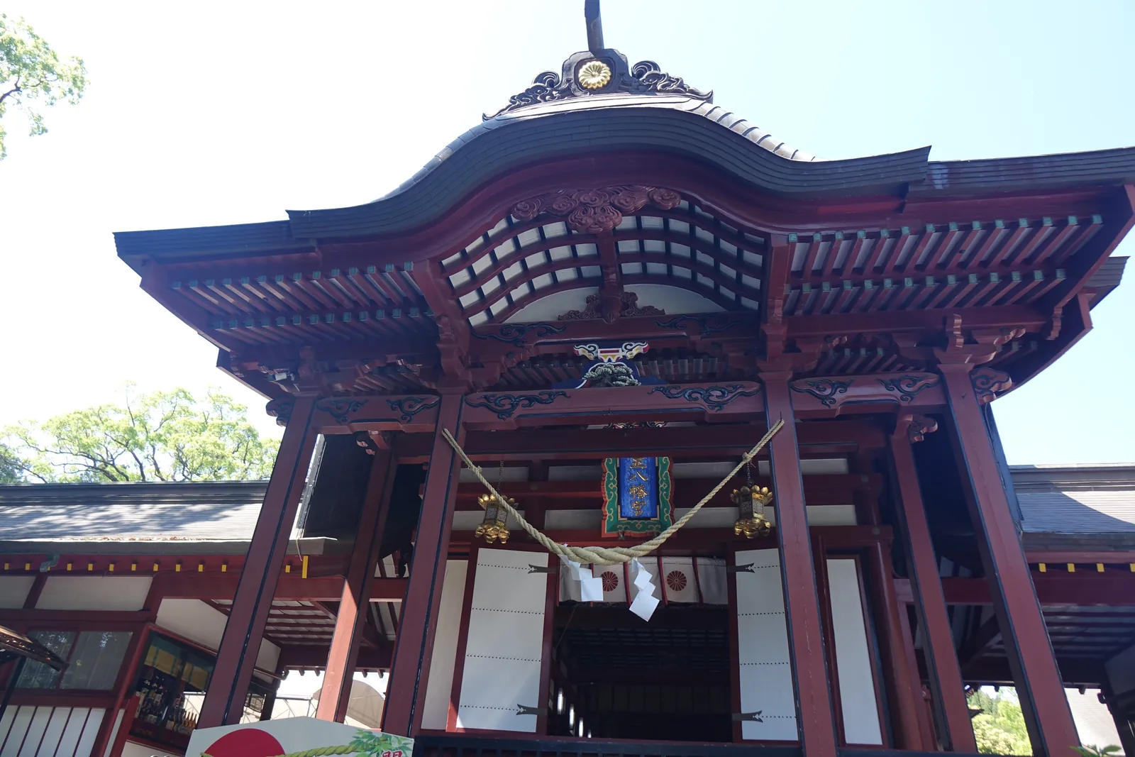 勅使殿正面，朱漆重簷建築橫掛大注連繩