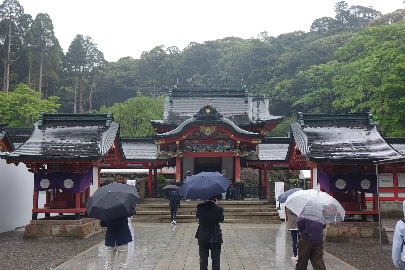 樓門前廣場，參拜者撐傘往社殿方向走去