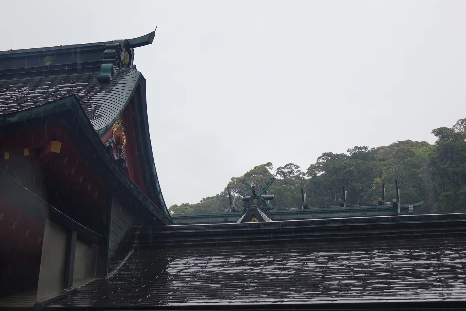 屋頂與組物特寫，黑瓦與朱漆的對比