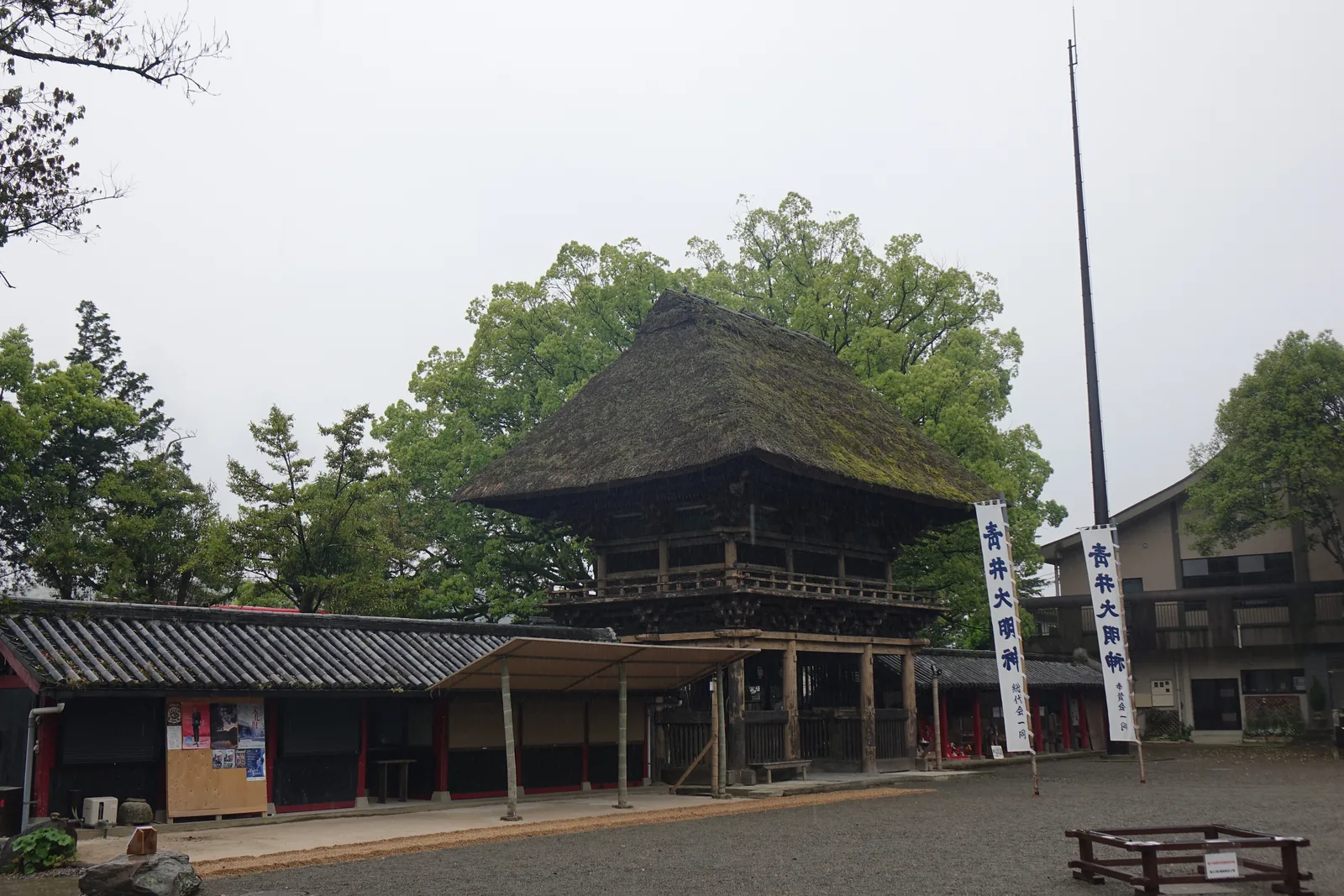 從境內側回望樓門，兩側懸掛著青井大明神幟旗