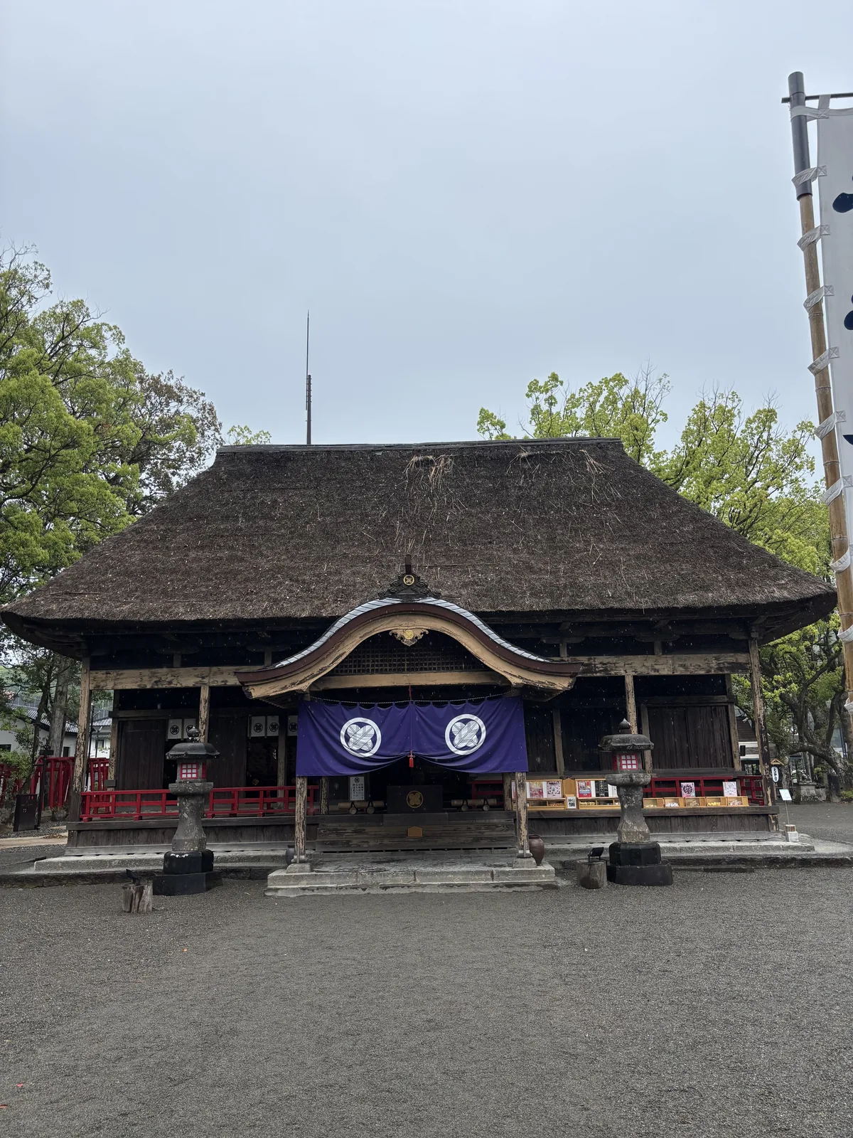 拜殿正面全景，巨大的茅葺屋頂與唐破風向拜