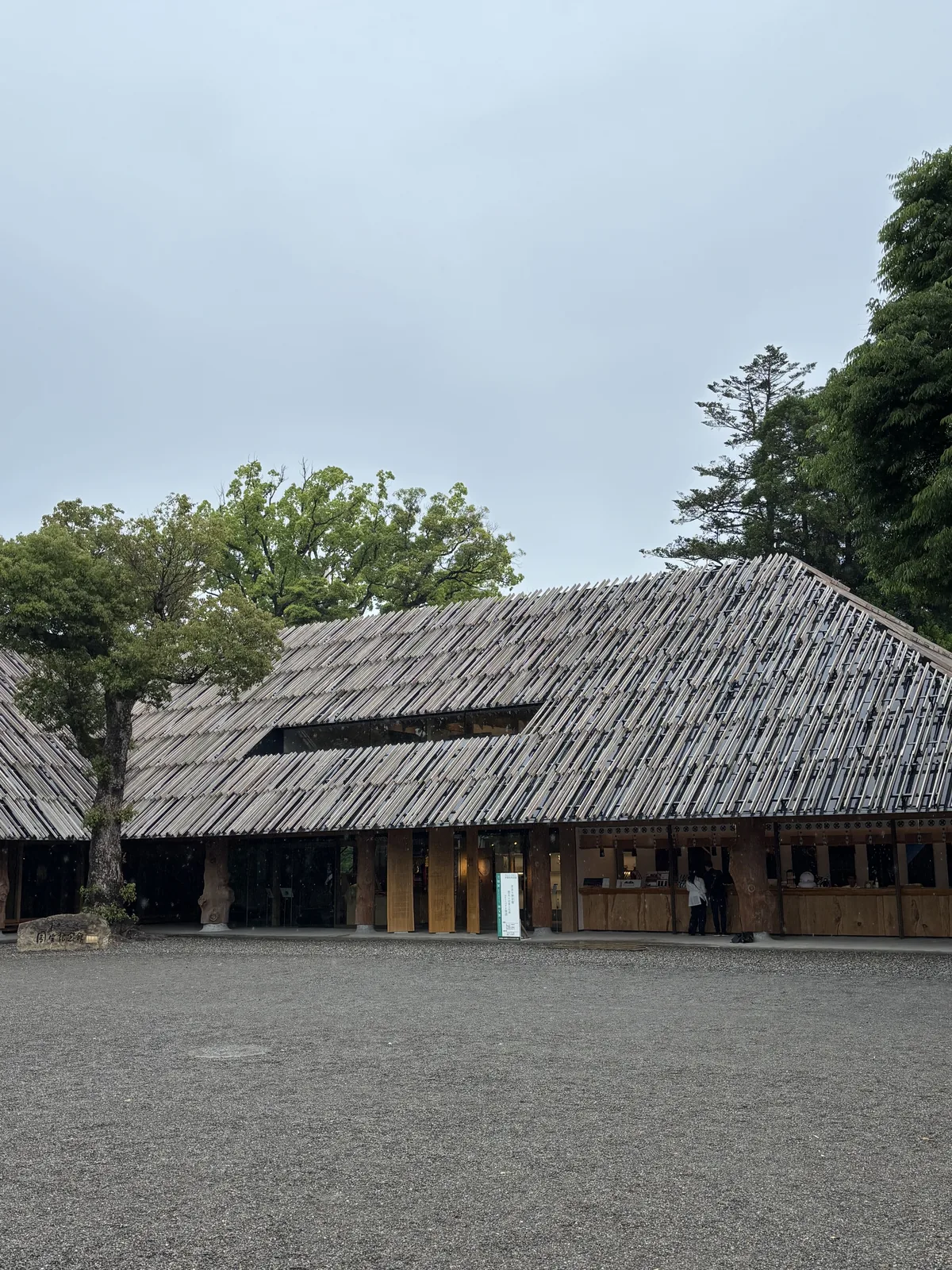 紀念館外觀，木製百葉屋頂長長地斜下來