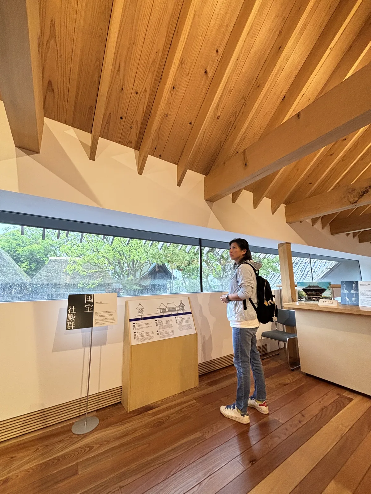 館內的橫長窗把國寶社殿群框成一幅畫，窗前立著「國寶 社殿群」展板