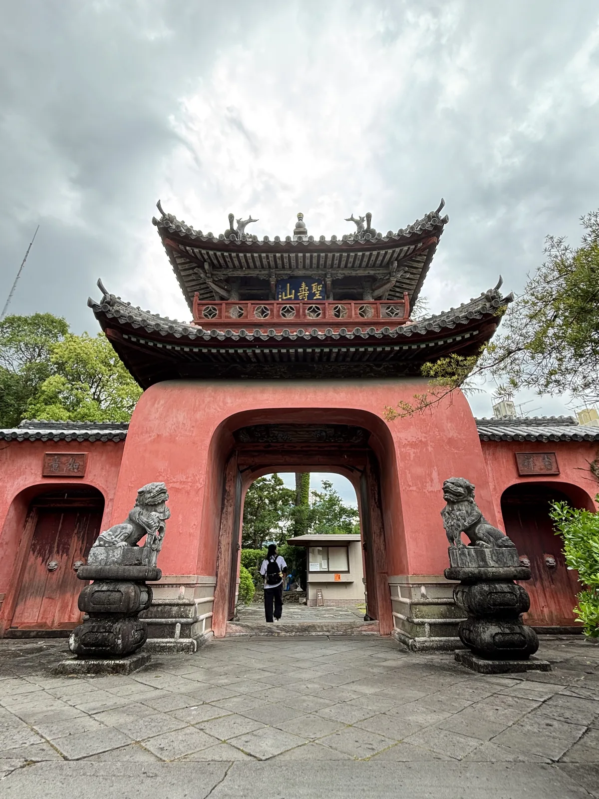 崇福寺三門正面，朱紅色的樓門，基座前有一對石獅