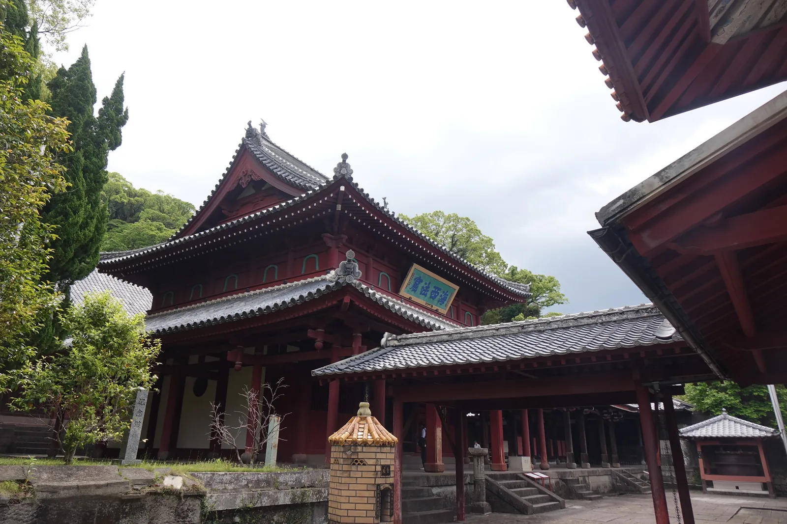 崇福寺大雄寶殿，下層灰瓦屋頂、上層朱紅色，掛著「海西法窟」扁額