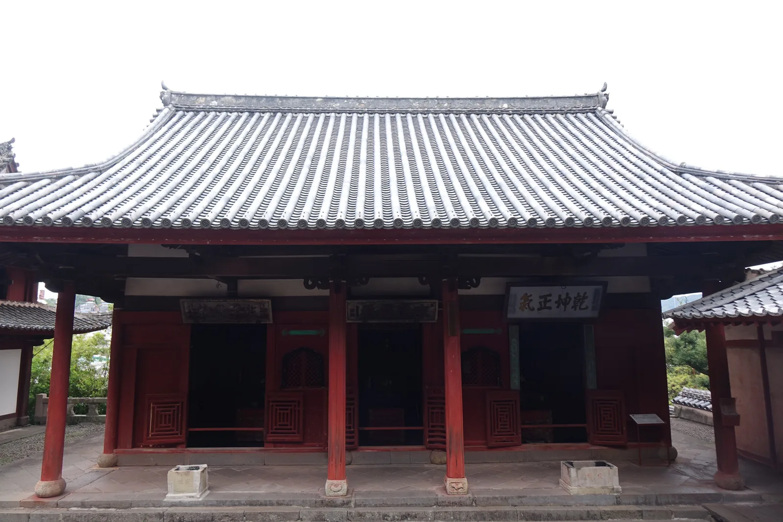 崇福寺護法堂，敞開的正面與四根朱紅色圓柱，簷下掛「乾坤正氣」扁額