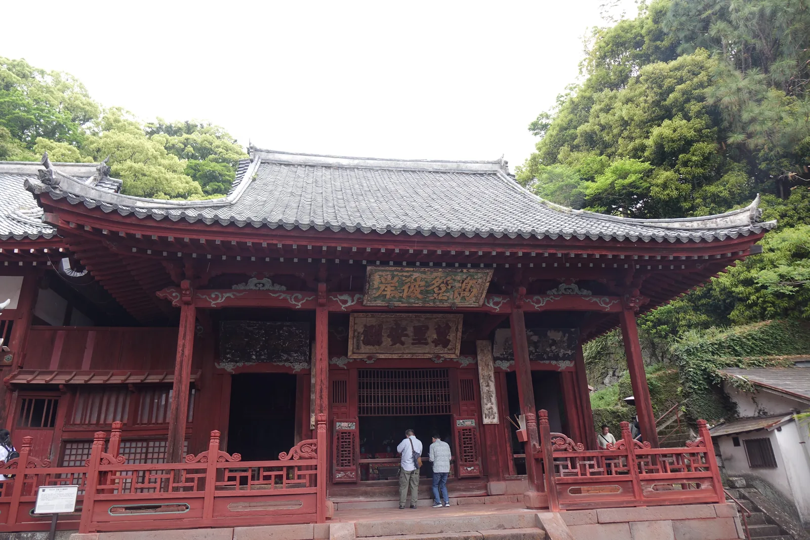 崇福寺媽祖堂正面，簷下上下並掛「同登彼岸」與「萬里安瀾」兩塊扁額