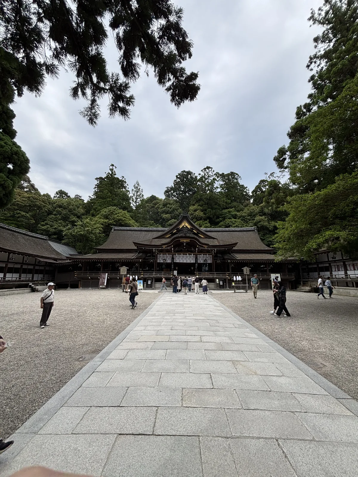上完石段之後的大神神社前庭，白砂與石疊鋪成的廣場，正對面是橫長的拜殿