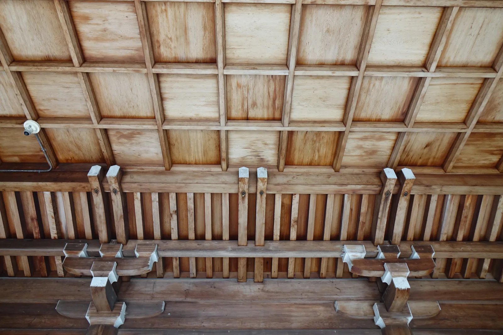 吉野神宮拜殿向拜下方的仰視，格天井、兩層化妝垂木與三斗組物，全部是不上彩的素木