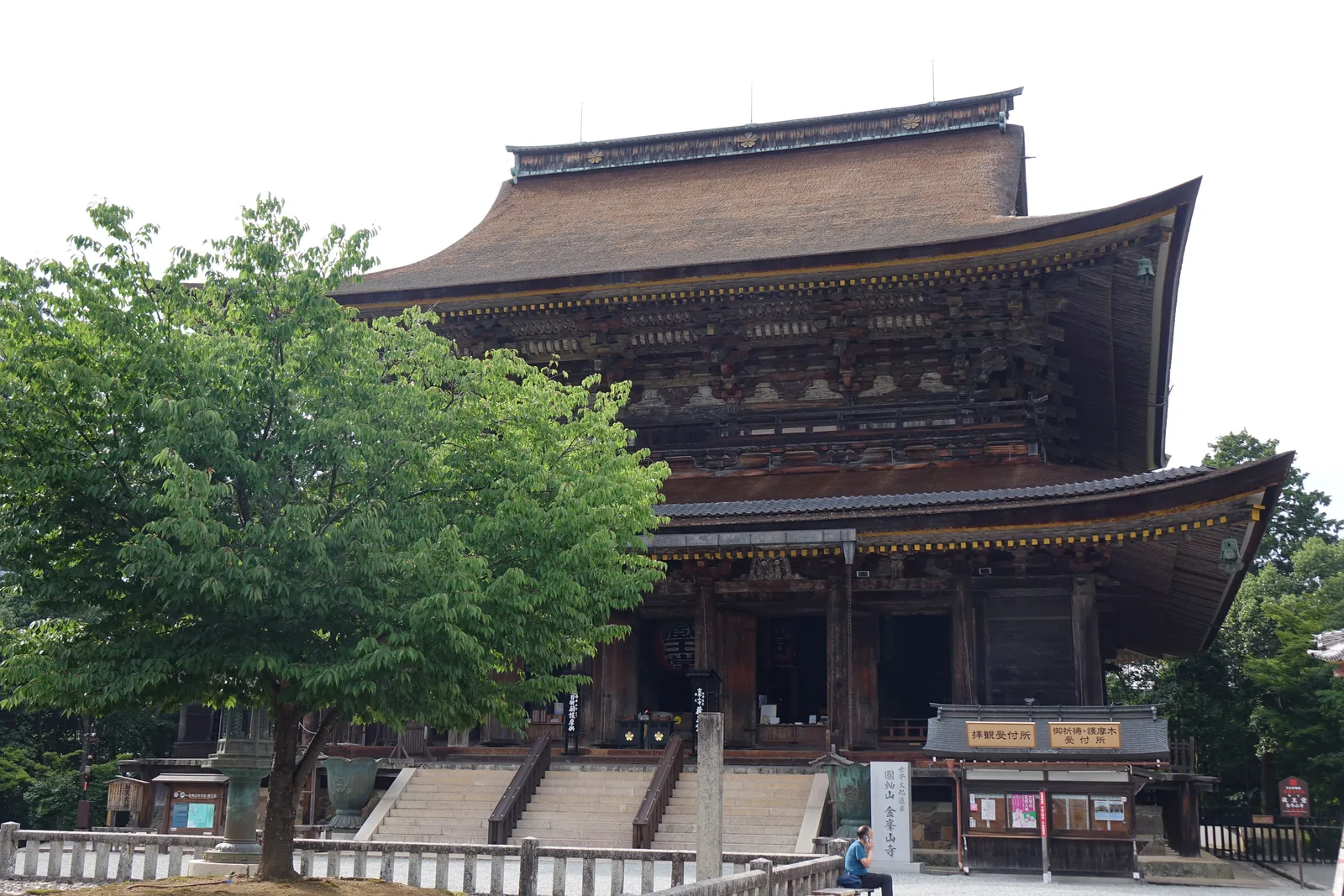 藏王堂正面全景，右前方是拜觀受付所的小屋