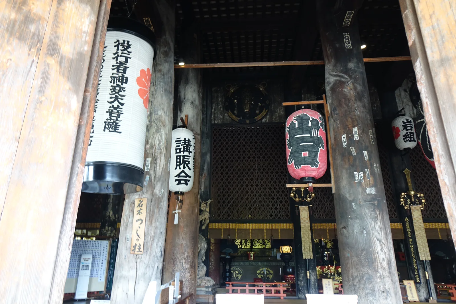 本堂入口內側，三根巨柱之間可見提燈與內陣的金色帳