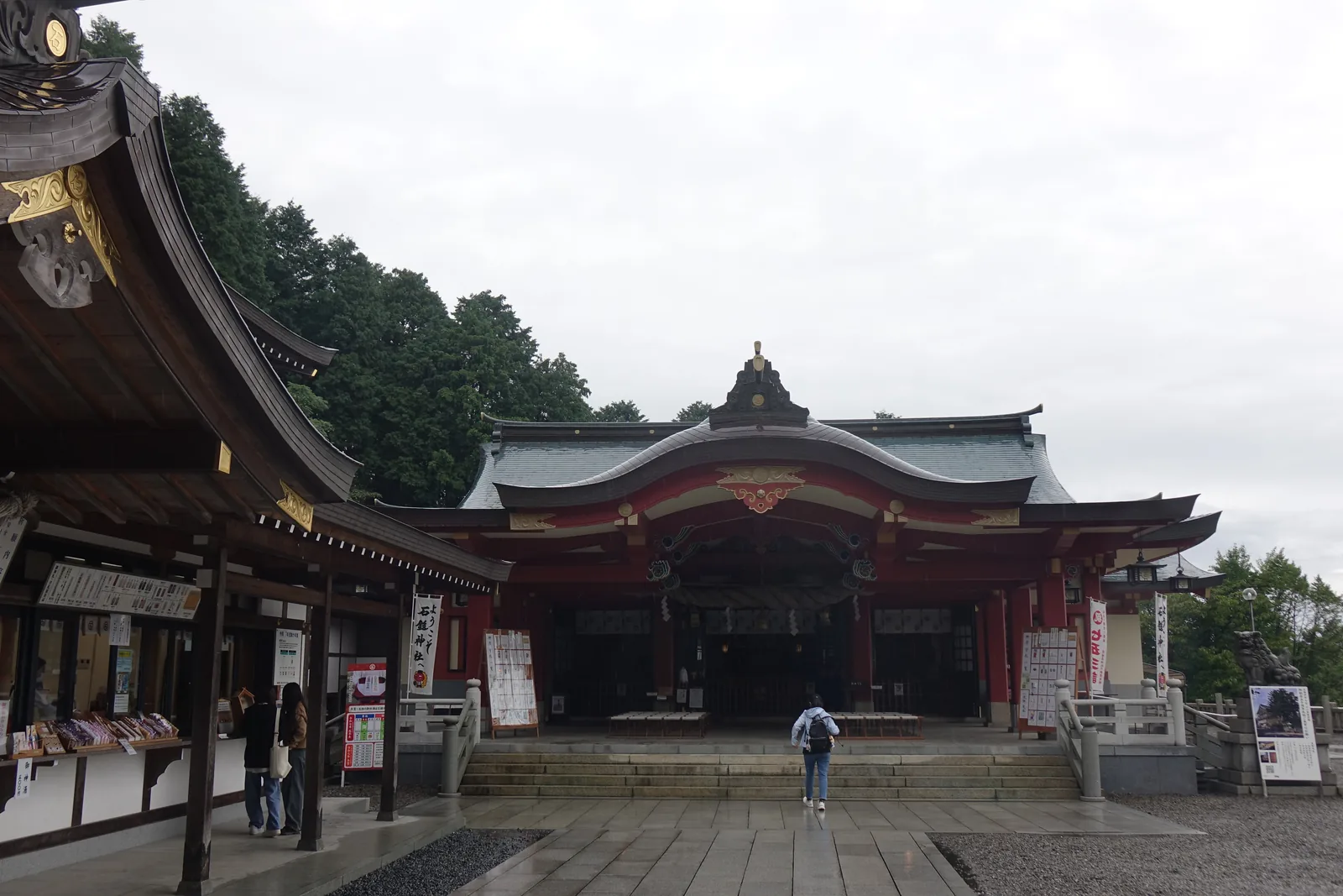 石鎚神社朱漆的拜殿正面，入母屋造加一個大唐破風向拜，屋頂銅板葺已泛綠青，左右兩翼連著授与所
