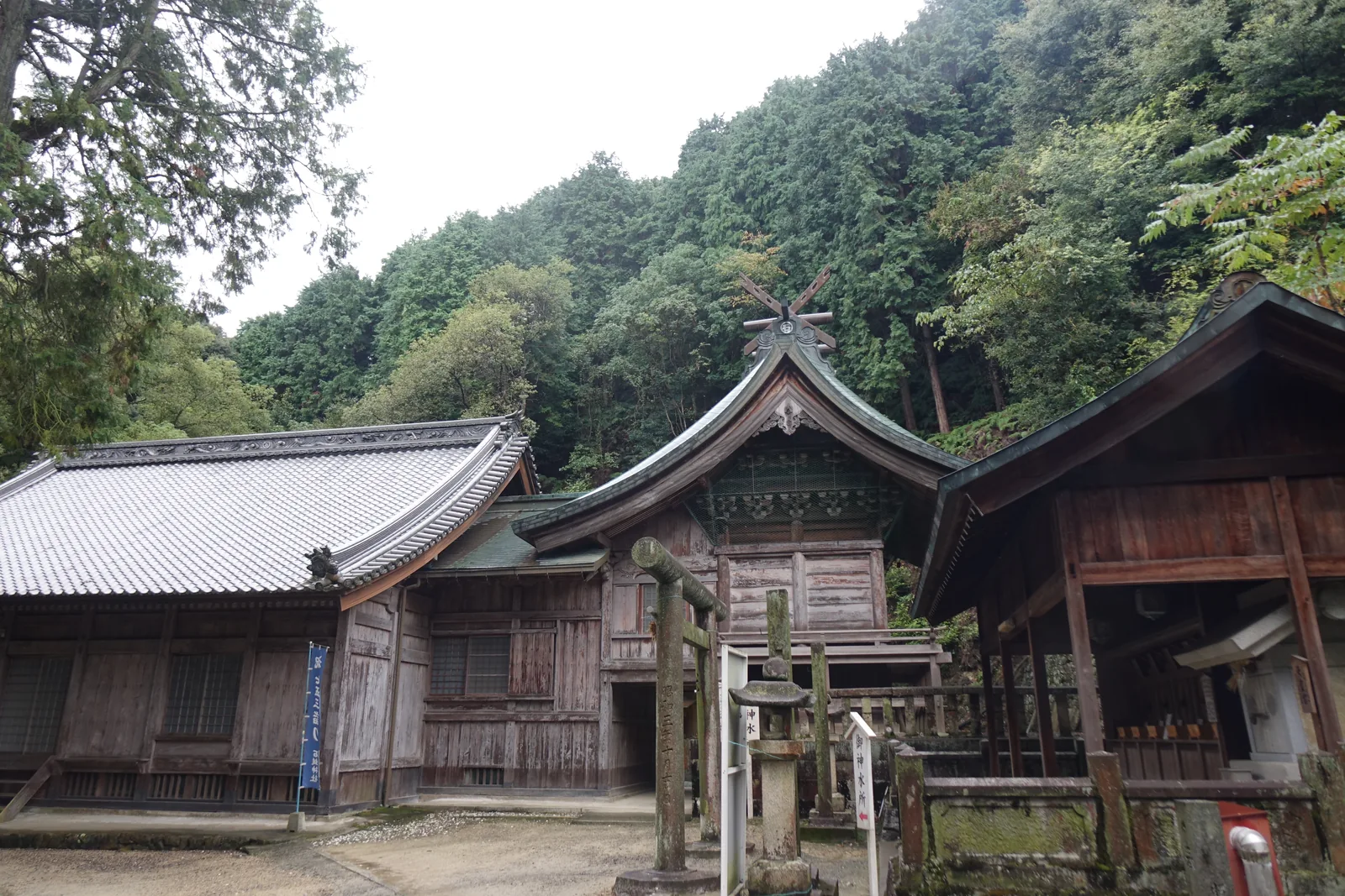石鎚神社境內完全不上漆的另一組建築：素木的長屋、妻入的小殿、格子門的倉庫，屋頂鋪瓦