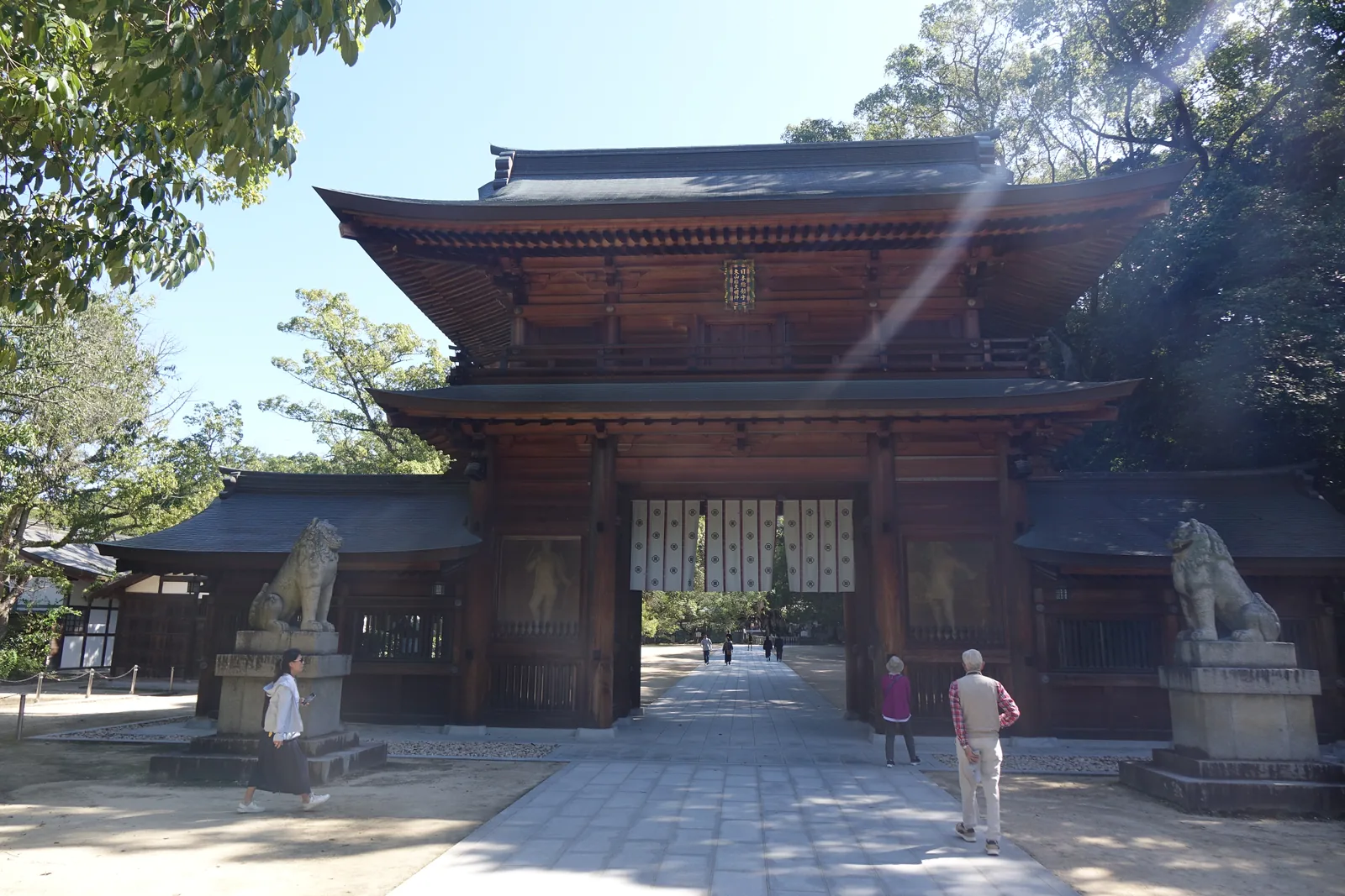 大山祇神社的總門，朱漆兩層、瓦頂，門下兩側各有一對狛犬