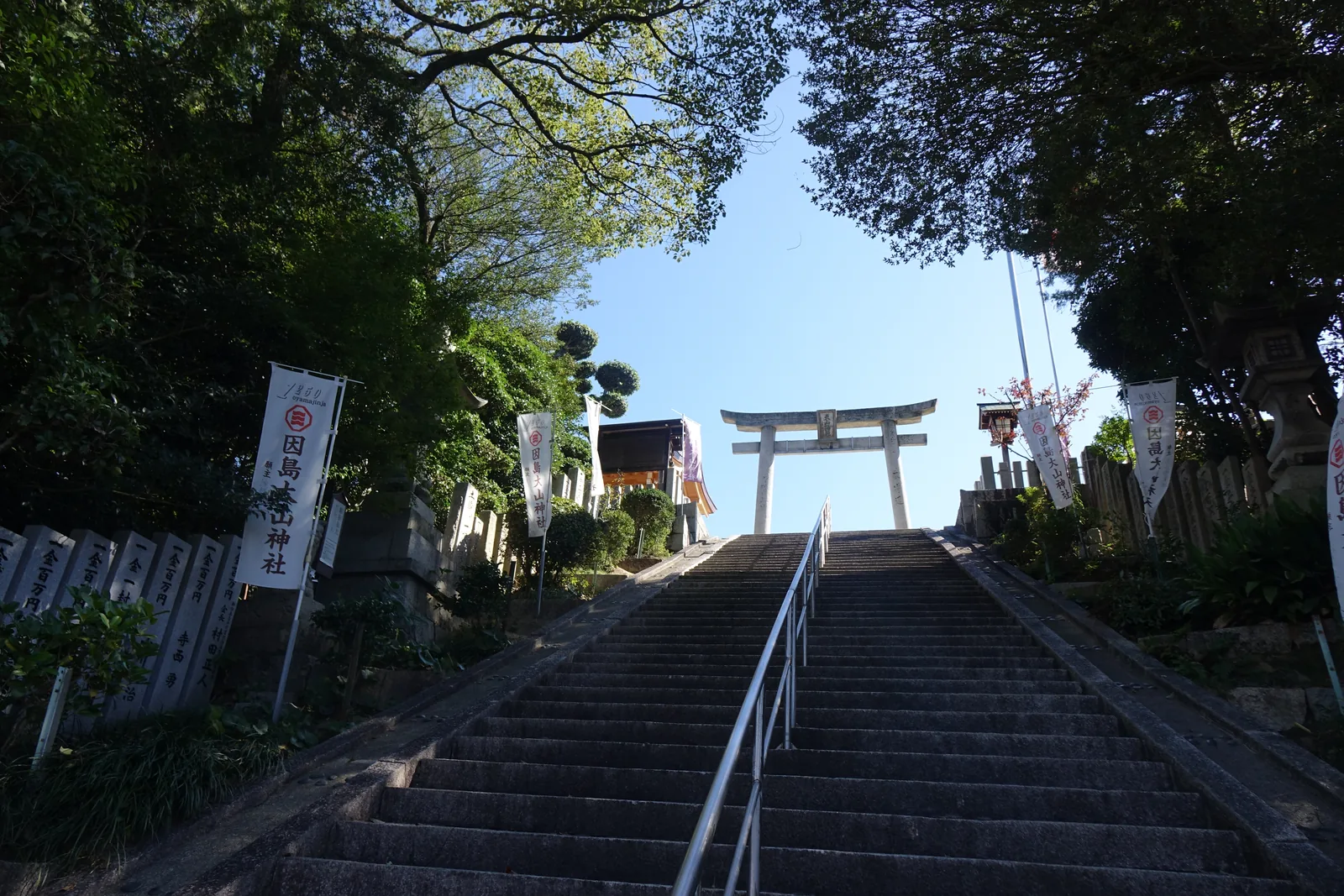 大山神社從縣道上來的第一段石段，兩側石燈籠，盡頭是石造的鳥居