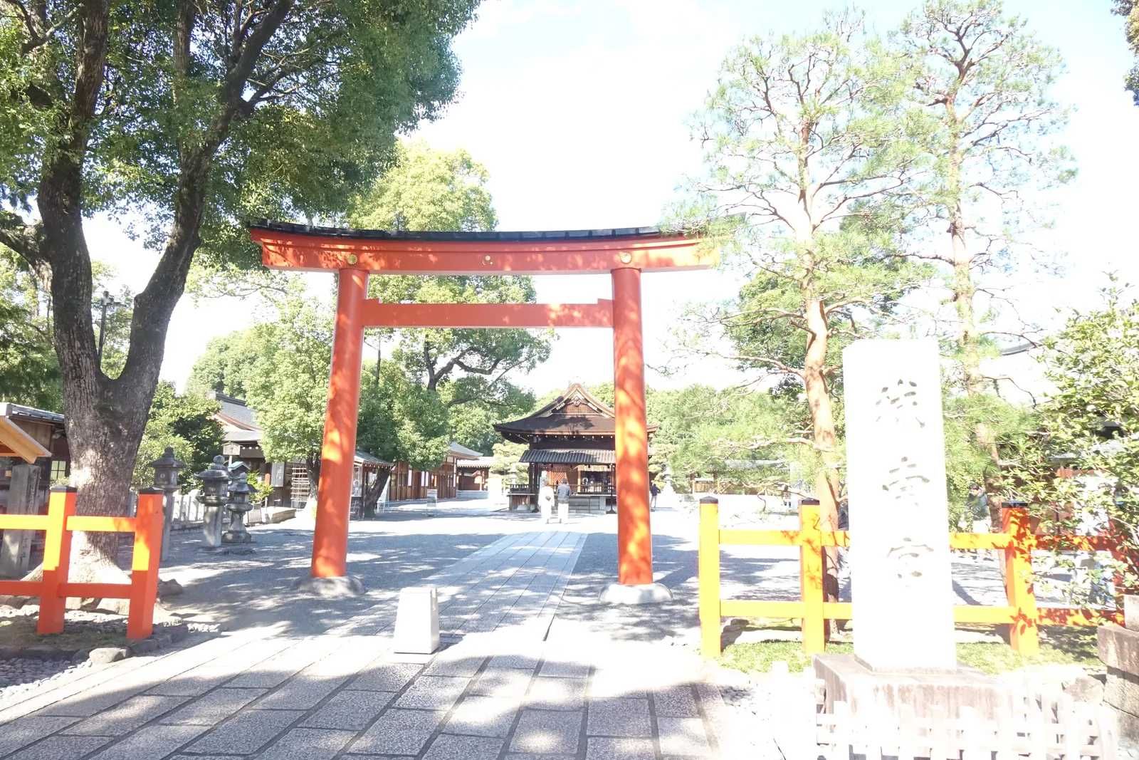 城南宮入口的朱塗鳥居與社號標，島木正面排著三枚金色的紋