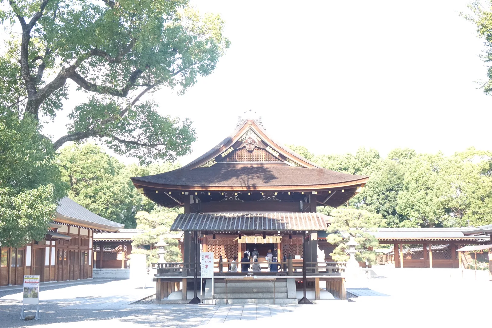 城南宮的神樂殿，寢殿造風格的建物，高床架空、四面通透，入母屋屋頂加千鳥破風