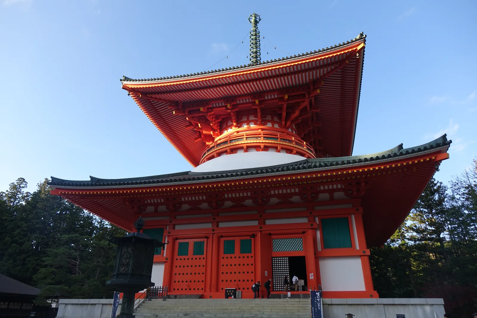 高野山壇上伽藍的根本大塔，朱漆的多寶塔，白色龜腹與相輪，昭和十二年再建