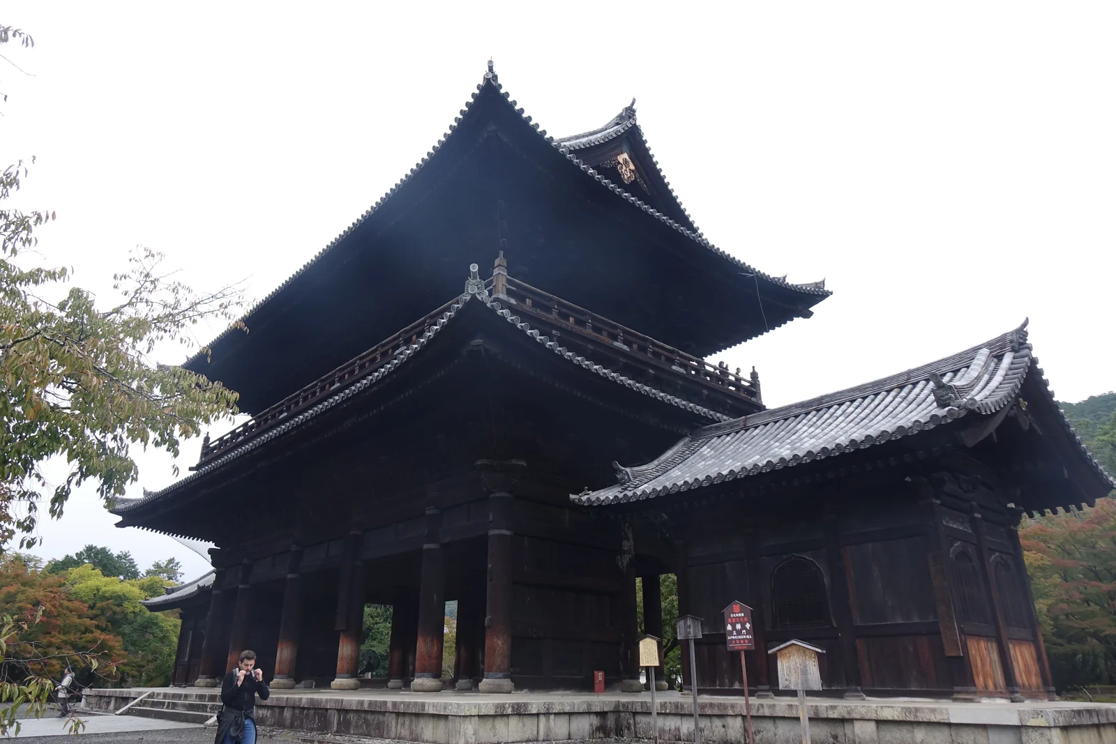 南禪寺三門的側面全景：巨大的二層樓門，深色木造，本瓦葺的入母屋大屋根，下層是密排的粗圓柱
