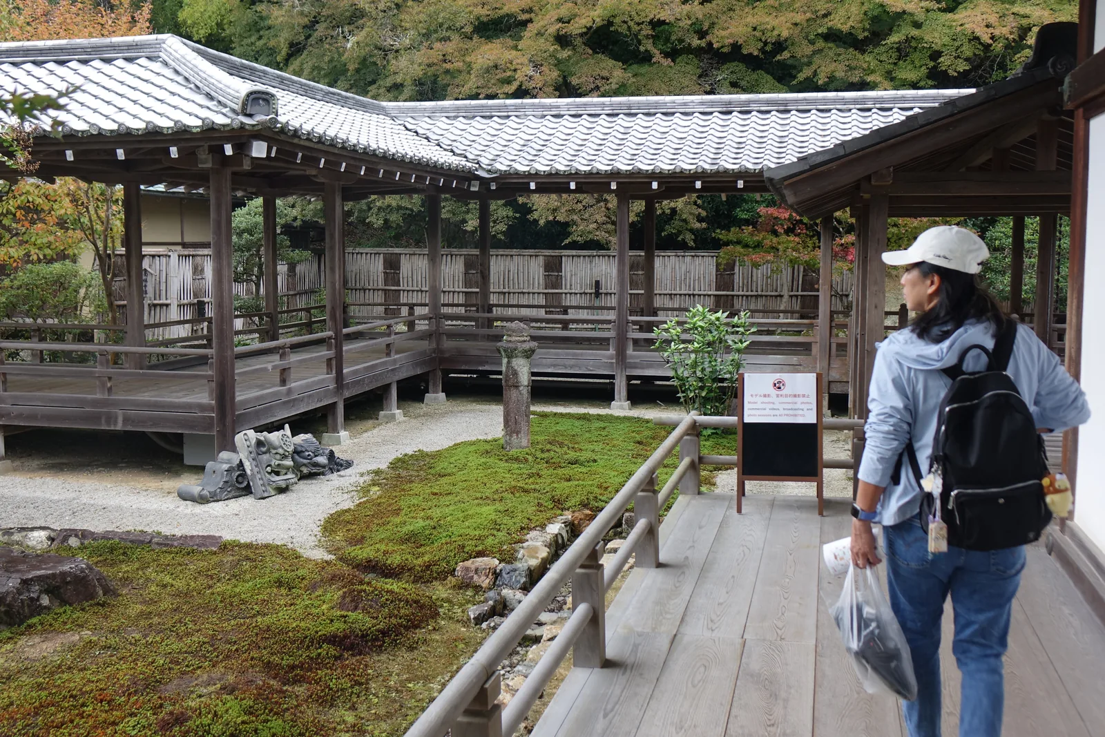 南禪寺方丈後方的中庭，四面被木造回廊圍起，中央是杉苔與景石，屋簷壓得很低