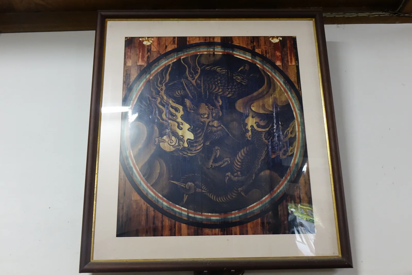 南禪寺法堂天井蟠龍的裱框複製圖，一條龍盤在圓框裡，畫在木板的直紋上，原作出自今尾景年