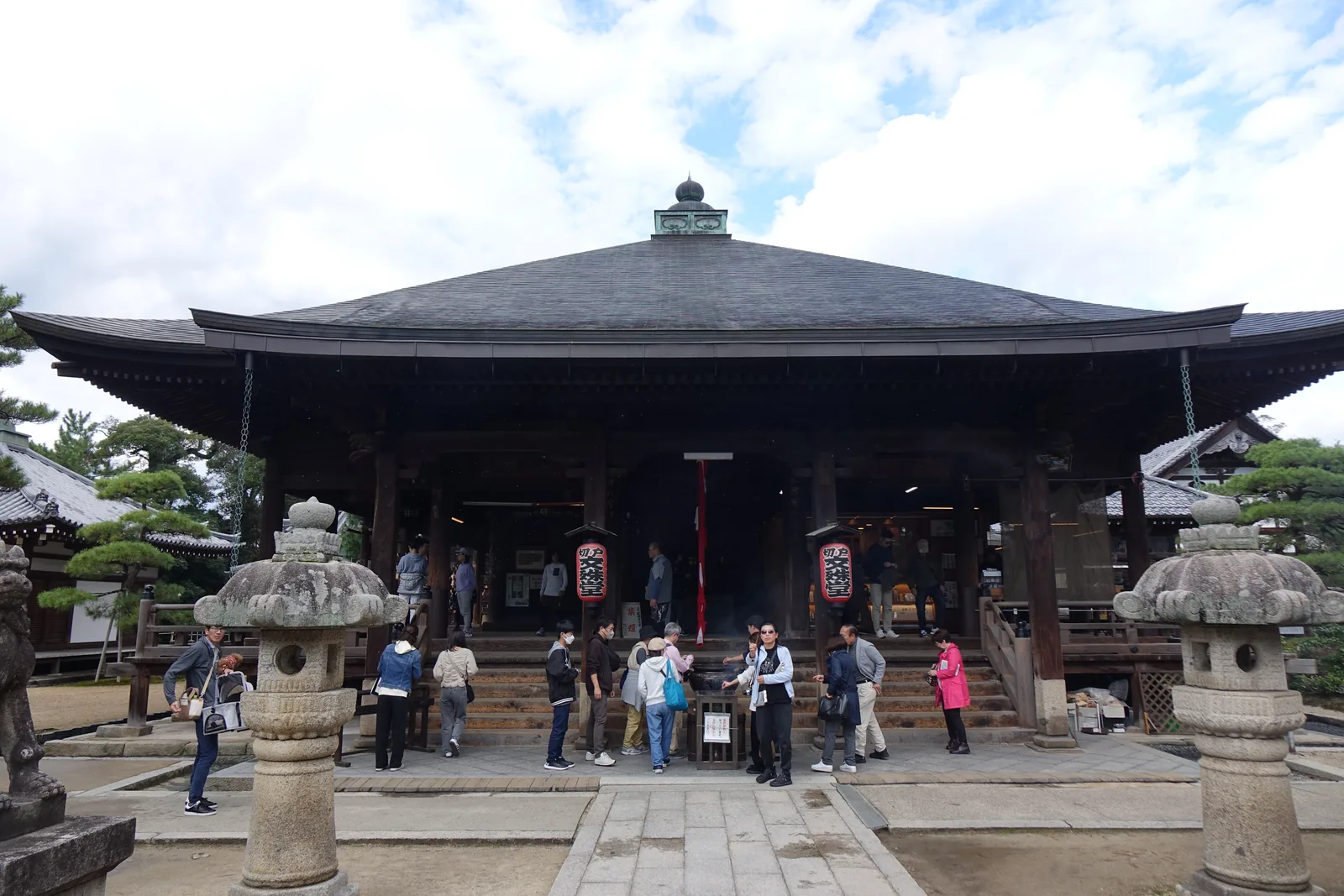 智恩寺文殊堂正面：寶形造的屋頂四坡收在頂上一點，上面立著露盤寶珠，堂前排著石燈籠