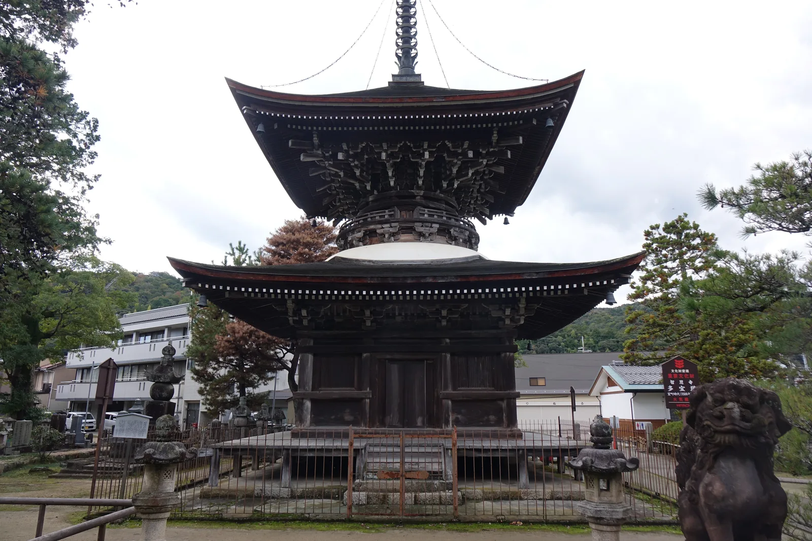智恩寺的多寶塔：室町時代的國指定重要文化財，こけら葺的屋頂軒反很大，上層圓、下層方，前方立著石獅