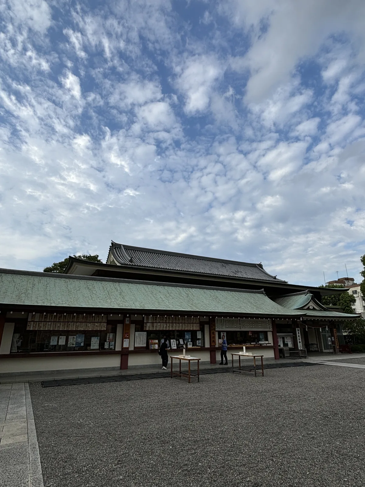 社殿左側的長條形建築，屋頂同樣是綠青銅板，簷下開著一排窗。昭和五十六年建，是本社戰後三次重建裡最晚的一棟。